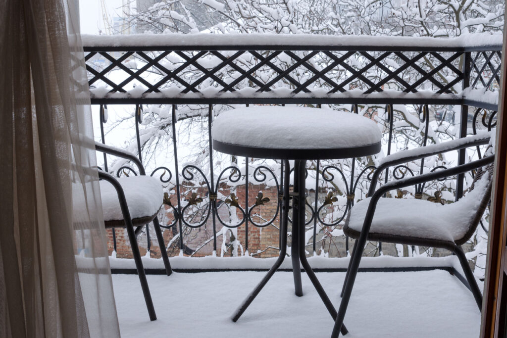 zamrzlé dveře na terasu a balkon v zimě