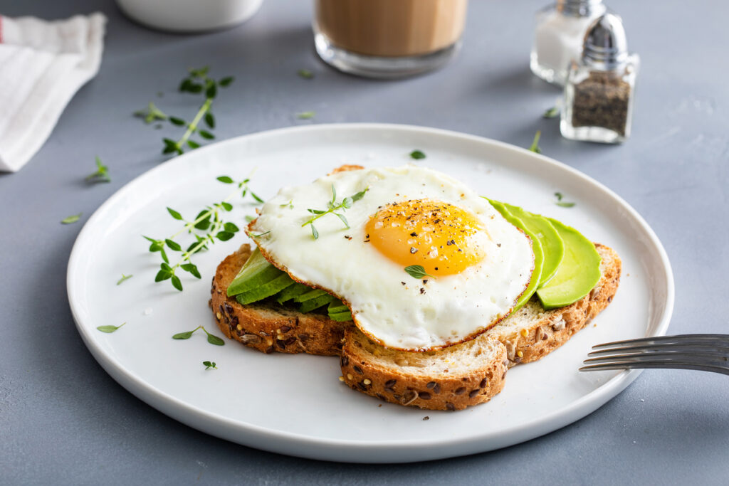 celozrnný toast s avokádem a vajíčkem